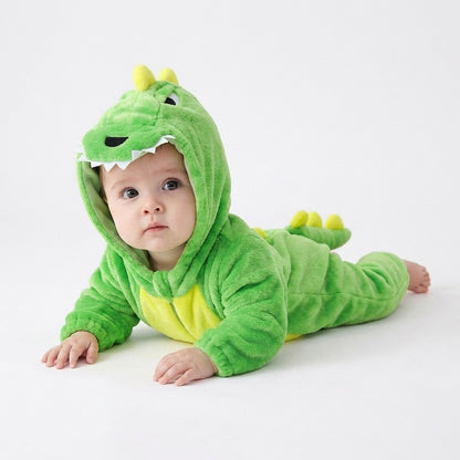 Bébé à plat ventre en combinaison dinosaure verte, pics sur le dos