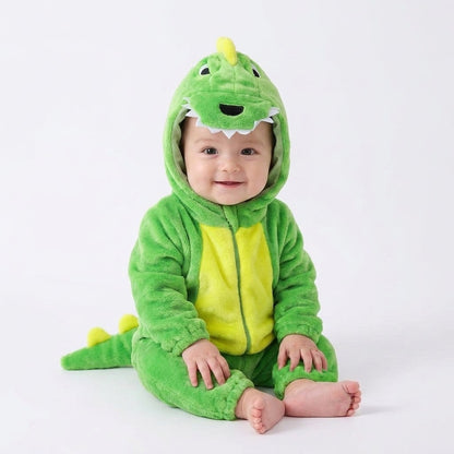 Bébé souriant assis en combinaison dinosaure verte à ventre jaune