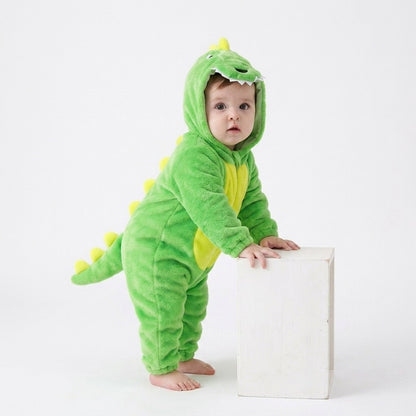 Bébé debout de profil en combinaison dinosaure verte, pics jusqu'à la queue